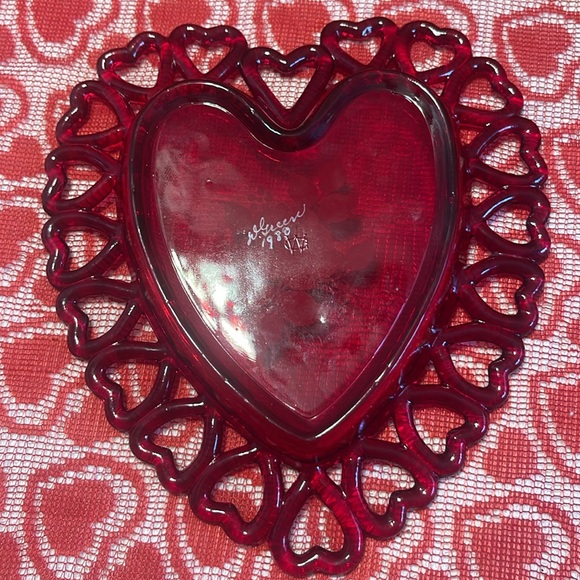Westmoreland Heart Shaped Ruby Red , Hand Painted and signed
3 piece set - Picture 4 of 9